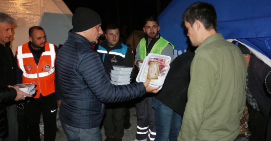 Başkan Söğüt Deprem Bölgesinde Çadırlara Sahurluk Dağıttı