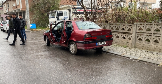 Çarpışan Otomobillerden Biri Duvara Çarparak Durabildi: 1 Yaralı