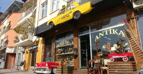 Fiyatlara Kızdı, Ortadan Kestiği Efsane Otomobili Tabela Yaptı