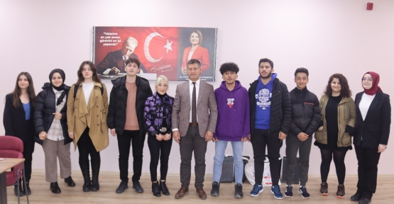 İzmit Belediyesi, LGS Ve YKS’ye Hazırlanan  Depremzede Öğrencilere Sınava Hazırlık Kitabı Hediye Etti