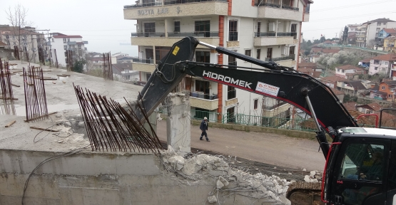 Kirişlerin Toprakla Doldurulduğu İddia Edilmişti, Yıkımına Başlandı