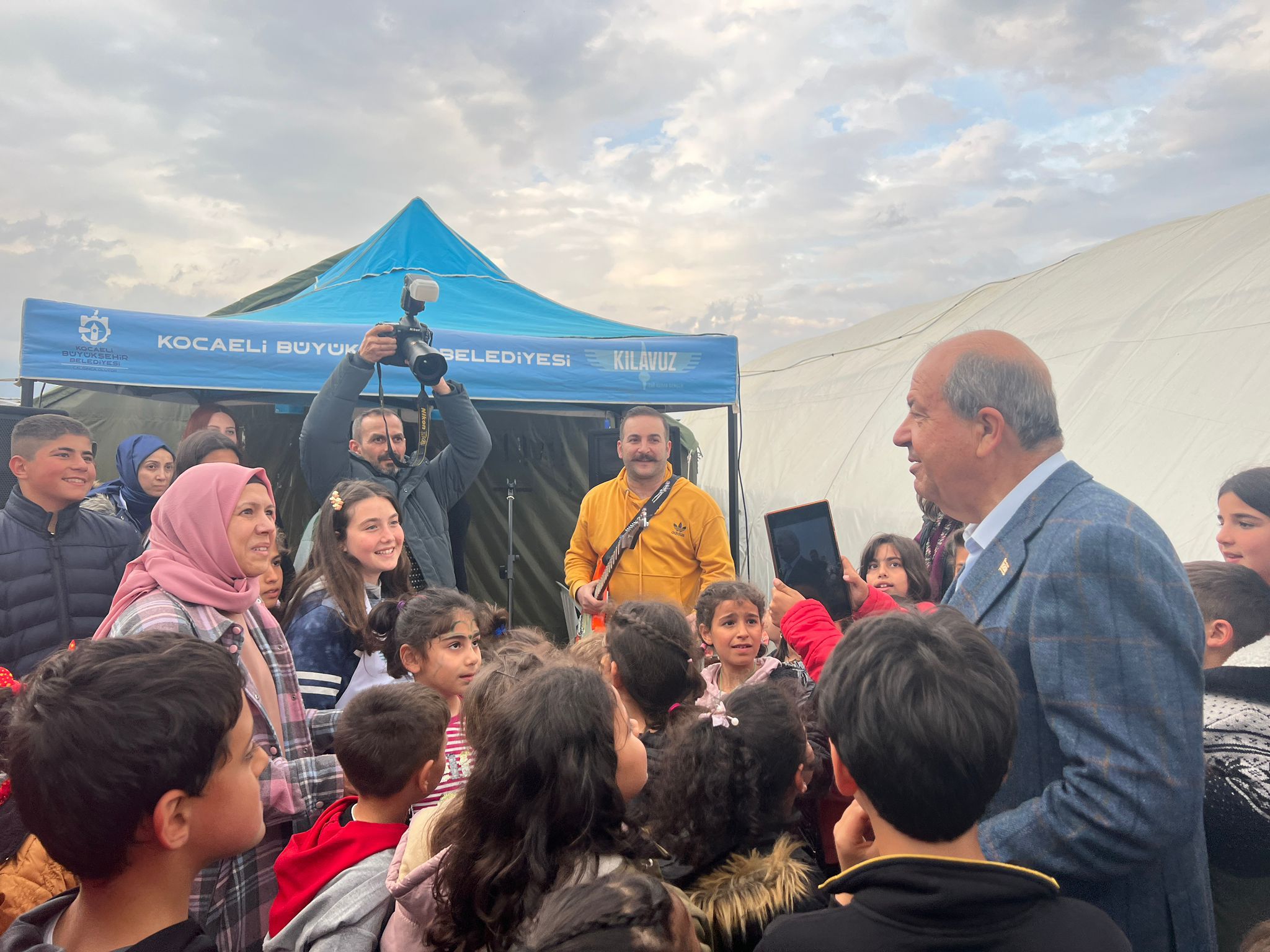 KKTC Cumhurbaşkanı Ersin Tatar’dan Büyükşehir’in Çadır Kentine Ziyaret