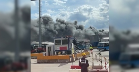 KOCAELİ'DE FABRİKADA ÇIKAN YANGIN KORKUTTU