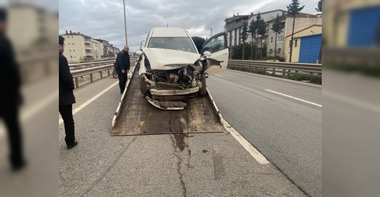KOCAELİ'DE OTOMOBİL BARİYERLERE ÇARPTI: 3 YARALI