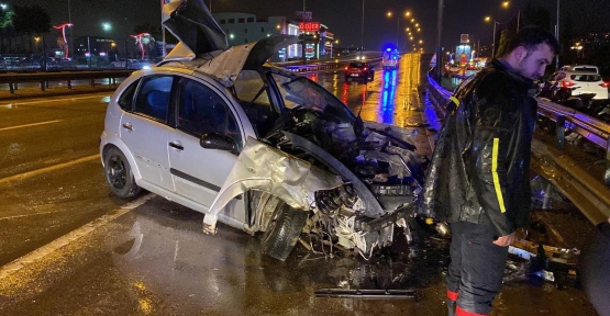 KONTROLDEN ÇIKAN OTOMOBIL DEMIR BARIYERLERE ÇARPTI: 3 YARALI