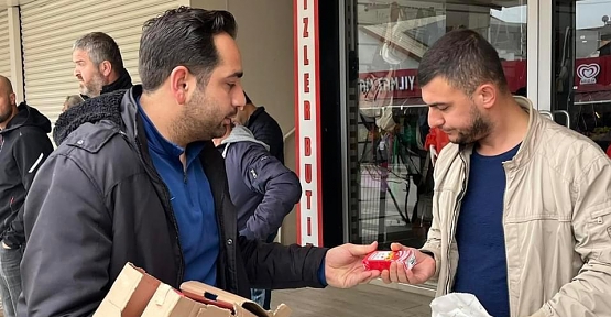 AK Gençlerden İşçilere Simit Ve Meyve Suyu İkramı