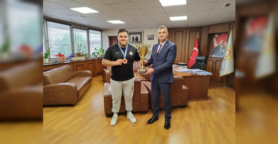 Gölcük'ün Gururu Akman'dan Başkan Sezer'e Ziyaret