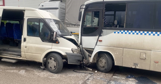 İKİ İŞÇİ SERVİSİ KAFA KAFAYA ÇARPIŞTI: 6 YARALI