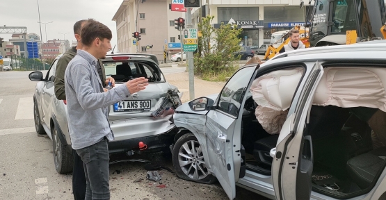 Otomobil Kırmızı Işıkta Bekleyen Araca Çarptı: 1 Yaralı