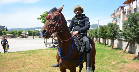 Oy Kullanmaya Atıyla Geldi