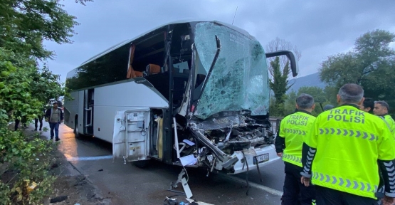 Tem'de Yolcu Dolu Otobüs Tıra Arkadan Çarptı: 1'i Ağır 22 Yaralı