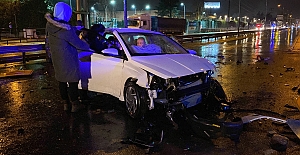 YOL ÇALIŞMASI OLAN BÖLGEDE OTOMOBILIYLE BETON BARIYERLERE ÇARPTI: 2 YARALI