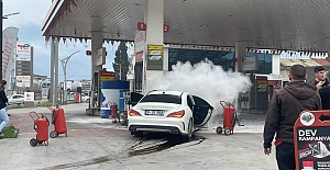 Otomobil Benzin İstasyonuna Daldı, O Anlar Kameraya Yansıdı