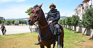 Oy Kullanmaya Atıyla Geldi