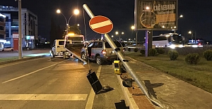 ARACIYLA SİNYALİZASYON DİREĞİNİ...