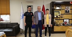 Başkan Aygün, Şampiyon Güreşçiyi...