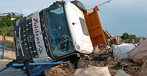Lastiği patlayan hafriyat kamyonu...
