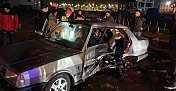 EVİNİN KAPISINI AÇTIĞI DEPREMZEDELERİN KULLANDIĞI OTOMOBİLLE ÇARPIŞTI
