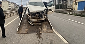 KOCAELİ'DE OTOMOBİL BARİYERLERE ÇARPTI: 3 YARALI