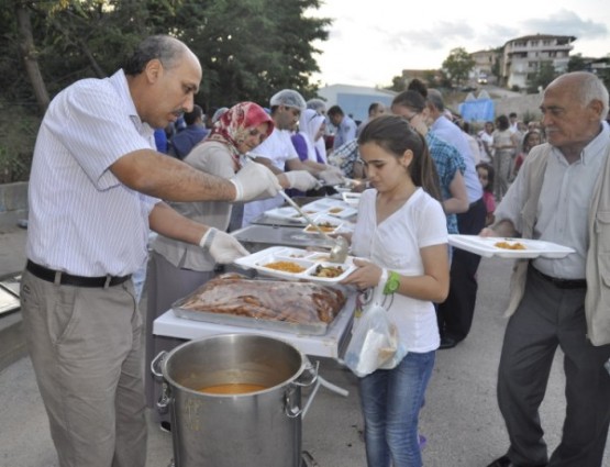 DERİNCE'DE 3 BİN KİŞİLİK İFTAR