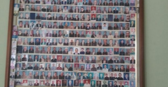 CEMAATİN RESİMLİ PANOSU VAR