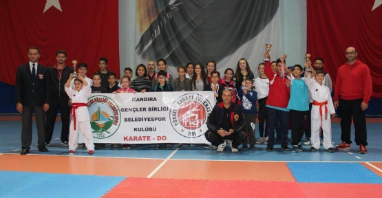 KANDIRA GENÇLER BİRLİĞİ'NİN MİNİKLERİ KARATE ŞAMPİYONASINDAN MADALYA İLE DÖNÜ