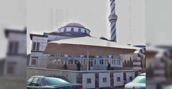 Körfez’de Cami Avlusuna Dev Şemsiye