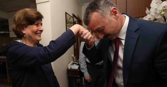 İlkokul Öğretmeninin Elini Öptü, Duasını Aldı