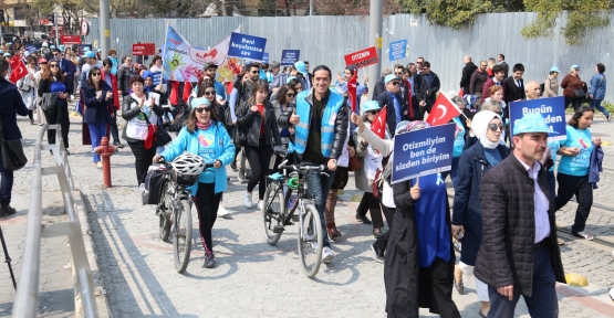 Mavileri Giyip, Otizme Farkındalık İçin Yürüdüler