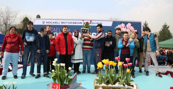 ÖZEL ÖĞRENCİLER LALE YETİŞTİRİP, FESTİVALDE YARIŞTI