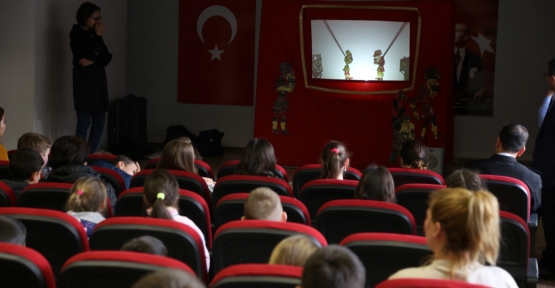 Ukraynalı Çocukları Karagöz ve Hacivat Karşıladı   