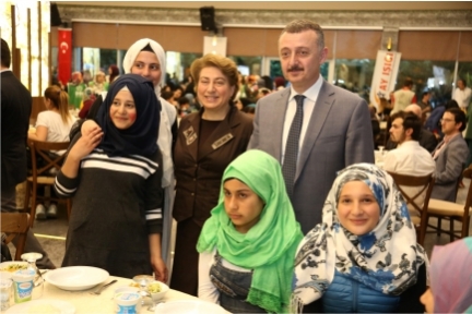    Kocaeli’nde Yetimlerin Yüzünü Güldüren İftar