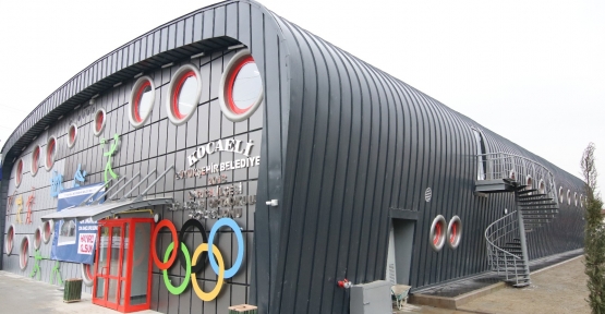 Orhangazi Spor Salonu’nun Dış Cephesi Belirginleşti