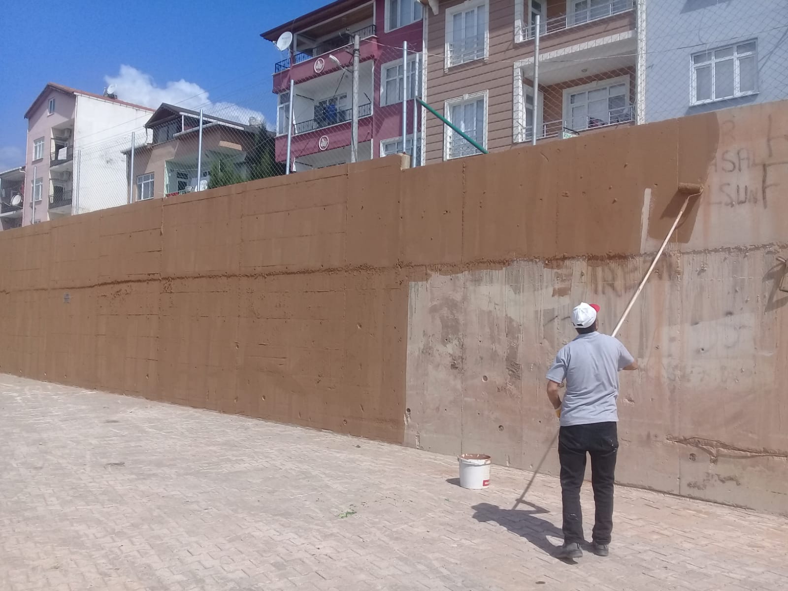 Körfez'de Duvar Yazıları Temizleniyor