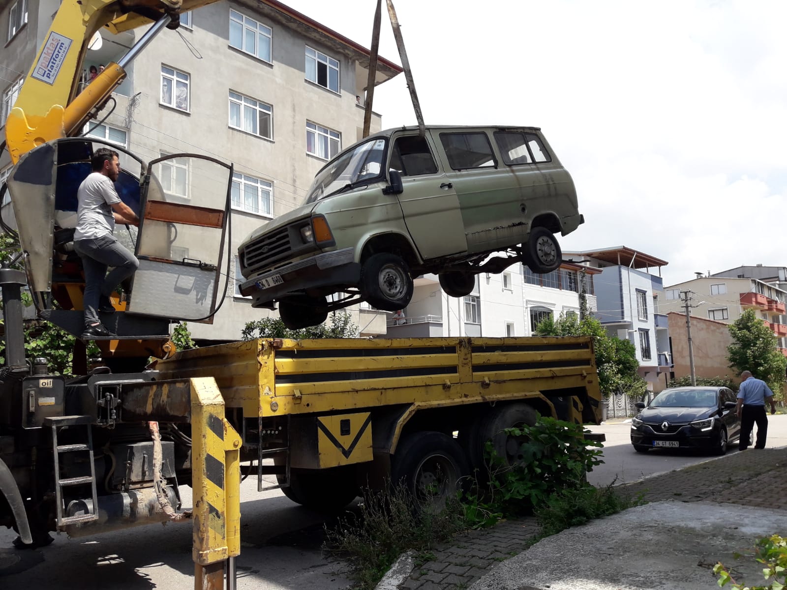 Körfez’de Hurda Araçlar Çekiliyor