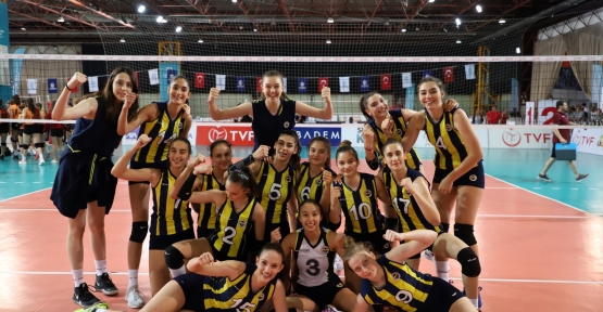 Yıldız Kızlar Voleybol Derbisini Fenerbahçe Kazandı