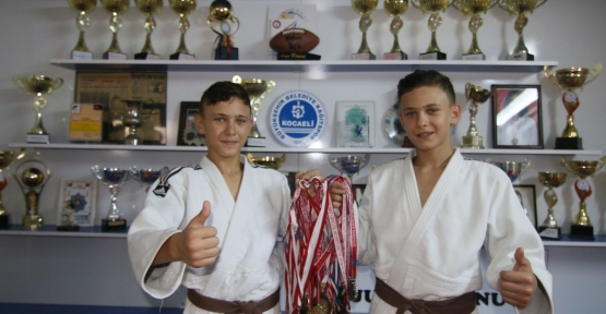Bu ikizler hem judoda, hem okulda şampiyon