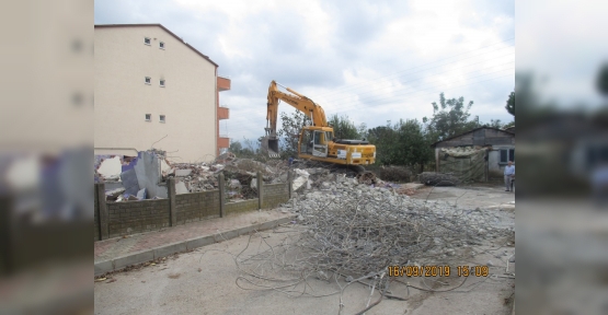 İzmit Belediyesi Ağır Hasarlı Binaların Yıkımına Devam Ediyor