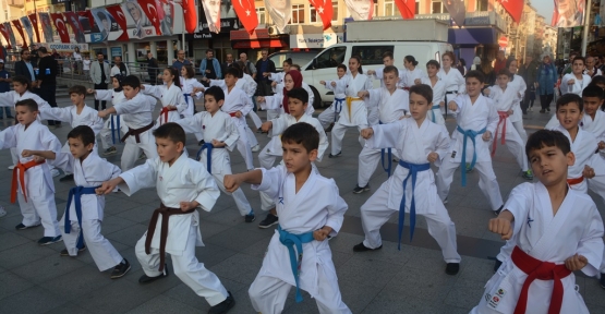 İzmit’te Cumhuriyet Coşkusu Karate Gösterisi İle Devam Etti
