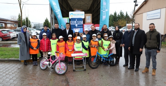 EN SEVDİKLERİ OYUNCAKLARINI SURİYELİ KARDEŞLERİNE GÖNDERDİLER