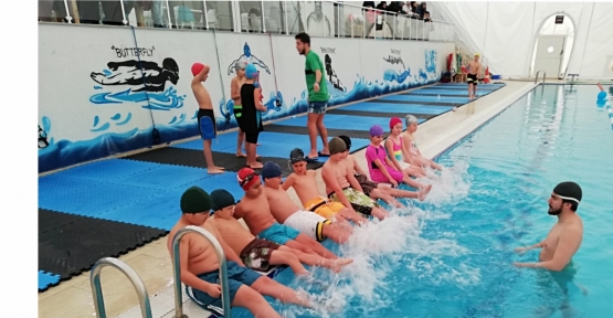 İzmit Belediyesinin Ücretsiz Yüzme Kursu Başladı