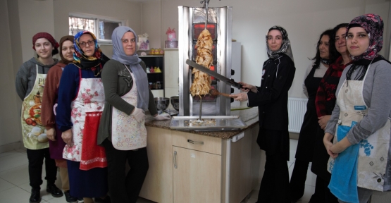 KO-MEK Türk Mutfağı’nda Döner Yapmayı Öğreniyorlar