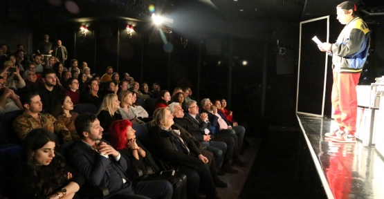 Şehir Tiyatrolarının Yeni Oyunu “Tamamen Doluyuz” Seyirciyle Buluştu