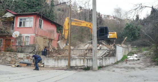 Tehlike Oluşturan Yapı,  İzmit Belediyesi Tarafından Yıkıldı