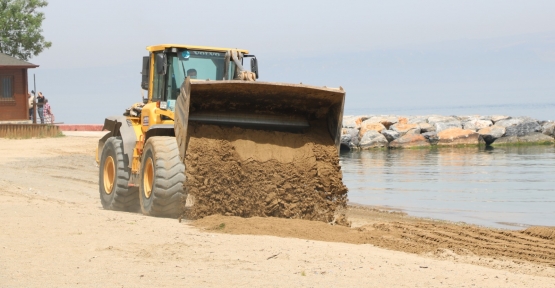    Gölcük ve Karamürsel'de Plajlara Kum Seriliyor