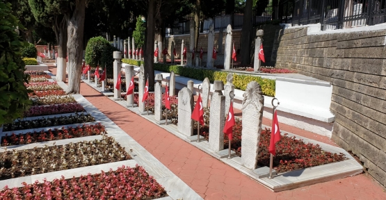 İzmit Namazgah Şehitliği Çiçeklerle Donatıldı