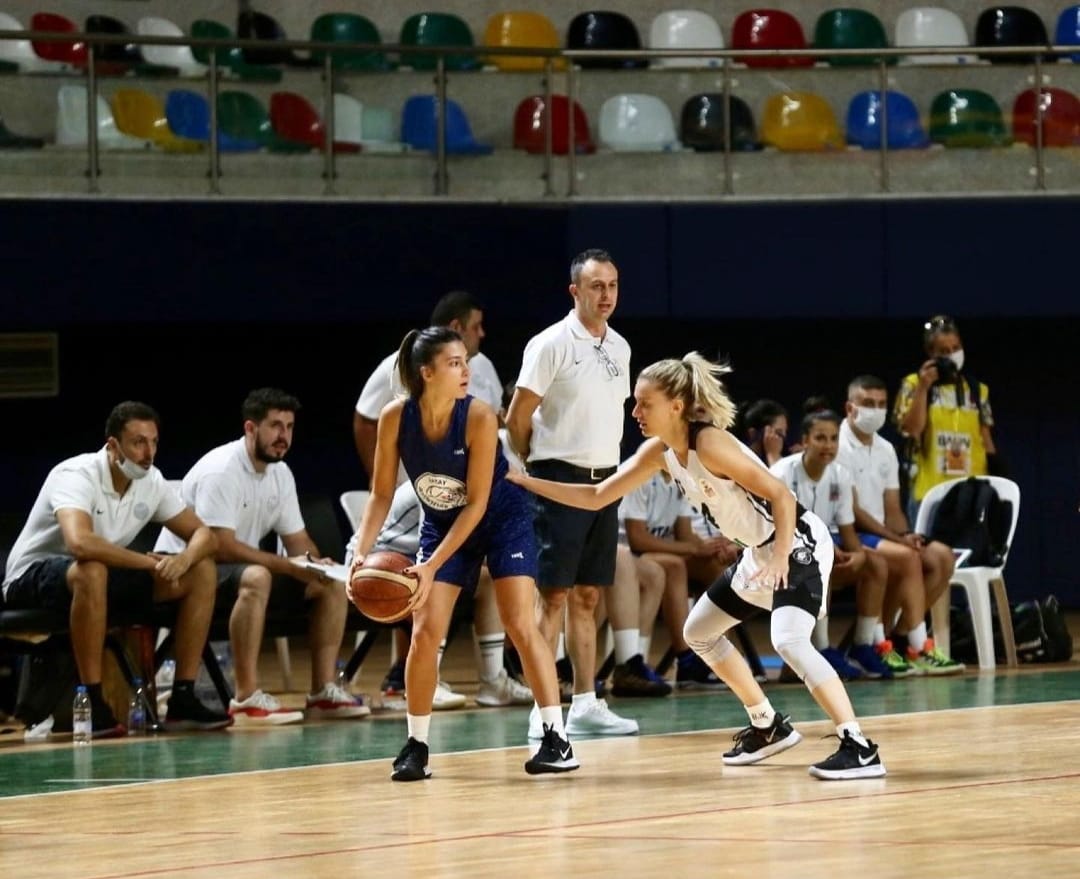 İzmit Belediyespor İdil Türk’ü De  Renklerine Bağladı