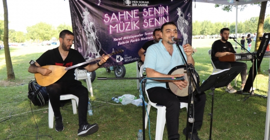 Sokakta Müzik Yüzde Tebessüm