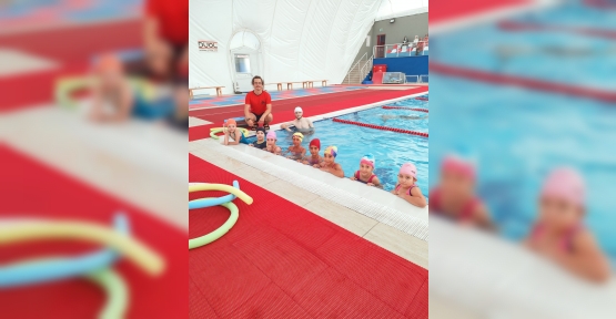 İzmit Belediyesinin Ücretsiz Yüzme Kursları Devam Ediyor