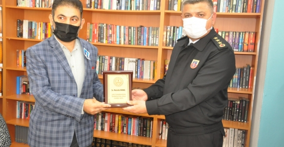 Gazeteci Eranıl’a  ‘Şehit Kütüphaneleri’  İçin Plaket Verildi